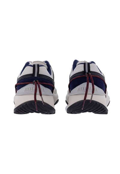 Sneakers Bikkembergs in una combinazione di tessuti blu navy e grigio, con accenti rossi, parte superiore in rete, linguette di estrazione e suola nera testurizzata.