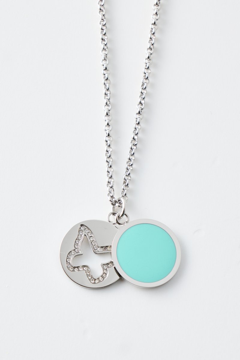 Silberne Kettenhalskette mit zwei Anhängern: einem runden Anhänger mit mintgrüner Oberfläche und einem silbernen Kreis mit einem Schmetterling-Ausschnitt und Kristallen.