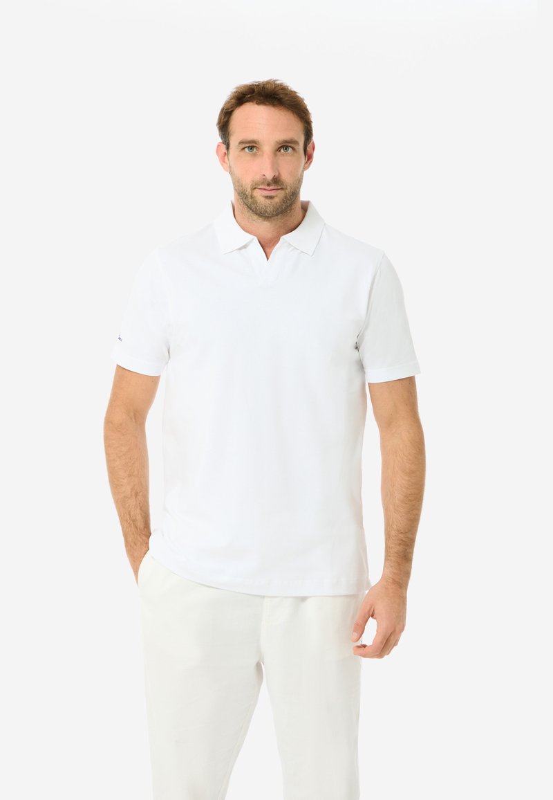 Weißes Polo-Shirt mit kurzen Ärmeln, klassischem Kragen und einem dezenten Logo auf dem linken Ärmel. Hergestellt aus glattem, atmungsaktivem Stoff.