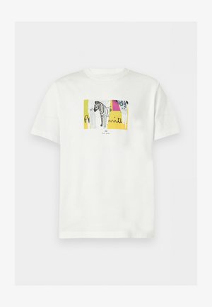 Tricou alb cu mâneci scurte, cu un grafic central al unei zebre pe un fundal abstract galben și multicolor, cu text mic sub design.
