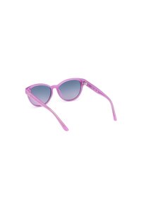 Lunettes de soleil type œil de chat rose avec des verres dégradés gris, monture transparente violette, texture lisse et branches fines. Détails métalliques sur les charnières.