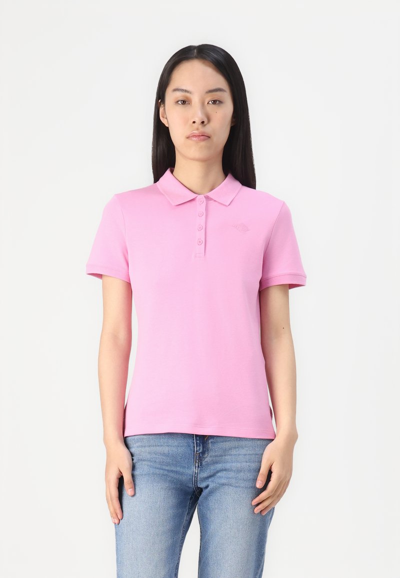 Kurzes pinkes Poloshirt mit klassischem Kragen, Drei-Knopf-Leiste und besticktem Logo auf der linken Seite, aus leichtem Stoff gefertigt.