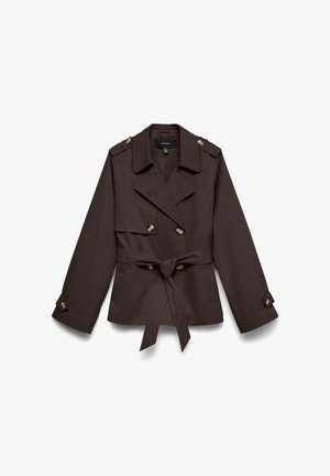 Trench-coat court marron foncé avec boutons croisés, épaulettes, taille ceinturée et poignets à boutons.