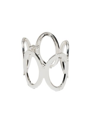 Strieborný náramok s veľkými oválnymi otvorenými očkami spojenými do nepretržitej kruhovej pásky na bielom pozadí.