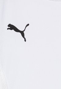 Witte sportstof met een zwart springende panterlogo. Glad textuur met minimale naden, wat de schone uitstraling en atletische stijl benadrukt.