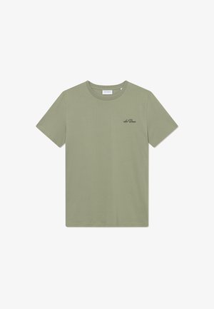 T-shirt de algodão verde-oliva com gola redonda, mangas curtas e um pequeno logótipo preto impresso no lado esquerdo do peito. Tecido liso.