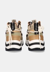 Zapatillas que combinan materiales sintéticos en tonos beige, oliva y marrón claro, con una suela blanca gruesa con detalles en negro y paneles de malla para mayor transpirabilidad.