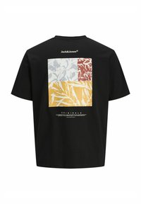 Tricou din bumbac negru cu un design grafic pătrat ce prezintă modele de frunze galbene, roșii, gri și albe, având text sub design.