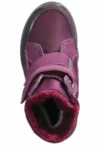 Bota sintética morada con una correa de velcro, un suave forro interior y suela de goma duradera. La parte superior presenta costuras y texturas contrastantes.