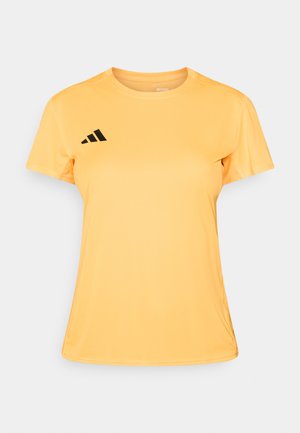 Sárga atlétatrikó kerek nyakkivágással, rövid ujjakkal és fekete logó díszítésekkel. Simább, könnyű anyagból készült. Minimalista dizájn.