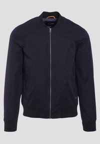 Marinblå bomberjacka i lätt tyg med dragkedja, ribbad krage och mudd, sidofickor och diskret logodetalj.