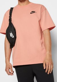 Nike Sportswear Triko s potiskem - red