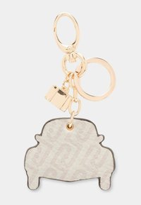 Accessorio portachiavi a forma di auto, realizzato in materiale testurizzato di colore chiaro con un bordo marrone, dotato di hardware in tonalità oro e un piccolo charm a forma di valigia.