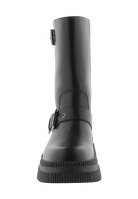 Bota de cuero negro hasta el tobillo con puntera redondeada, suela gruesa negra y una correa con un acento de hebilla metálica. Textura suave con acabado mate.