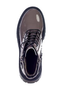 Bottine en cuir verni marron, avec des lacets noirs, une semelle en caoutchouc texturée et une fermeture éclair sur le côté. Intérieur en tissu doux.