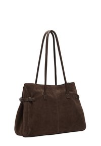 Brązowa torba typu tote z zamszu z dwoma długimi skórzanymi uchwytami, o prostokątnym kształcie i przeszyciach. Miękka faktura, minimalistyczny design, brak widocznych elementów metalowych.