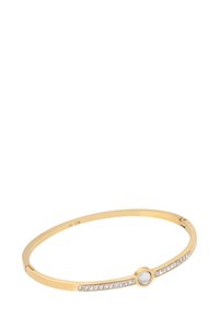 Arany bangle karkötő középen egy kerek, tiszta drágakővel, és kisebb, tiszta drágakövekkel, amelyek egy sorban helyezkednek el a szalagon.