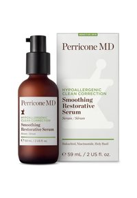 Perricone MD Smoothing Restorative Serum in einer dunklen bernsteinfarbenen Glasflasche mit einem schwarzen Pumpverschluss, verpackt in einer weißen Schachtel mit grünen Akzenten.