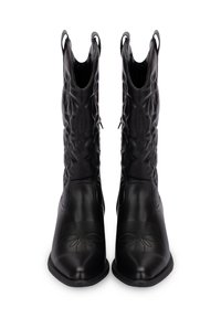 Botas de cuero negras hasta el tobillo con punta afilada, intrincados bordados florales y tirantes laterales para facilitar su uso. Textura suave y perfil esbelto.