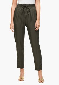 Olivově zelené, lehké, zúžené kalhoty s elastickým pasem a šňůrkou. Hladká textura, s bočními kapsami a náplety.