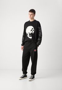 HUGO DLOGOPANTE - Spodnji deli trenirk - black