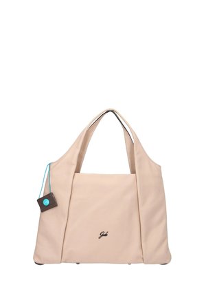 Borsa tote in pelle morbida beige con doppi manici, logo frontale e una piccola targhetta scura con un cordino blu attaccato sul lato.