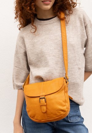 Gusti Leder, CANDICE - Bandolera - cognac