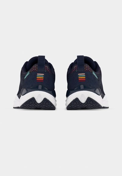 Ζευγάρι αθλητικά παπούτσια σκούρου μπλε με λευκές σόλες, επάνω μέρος από δίχτυ και πολύχρωμες οριζόντιες ρίγες στις πίσω θηλιές, από την πίσω όψη.