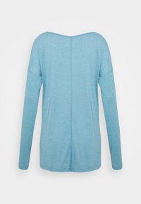 Ljusblå långärmad skjorta i mjukt tyg med bred halsringning och en mittsöm bak. Avslappnad passform och slät textur.