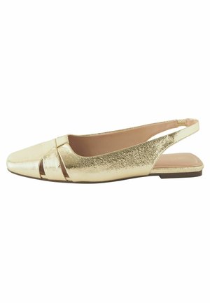 Zelta metāla slingback plakanas kurpes ar smailu purngalu, kurām ir krustveida siksnu dizains un zema papēža, izgatavotas no teksturēta materiāla.