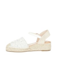 Espadrillas bianche con tomaia intrecciata e suola di iuta intrecciata. Presentano un cinturino alla caviglia e dettagli testurizzati sul tessuto.