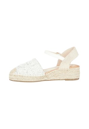 Espadrillas bianche con tomaia intrecciata e suola di iuta intrecciata. Presentano un cinturino alla caviglia e dettagli testurizzati sul tessuto.