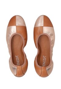 Ballet flats med farveblokdesign i nuancer af brun og metallisk rose. Blød, afrundet tå og elastiske kanter for ekstra komfort.