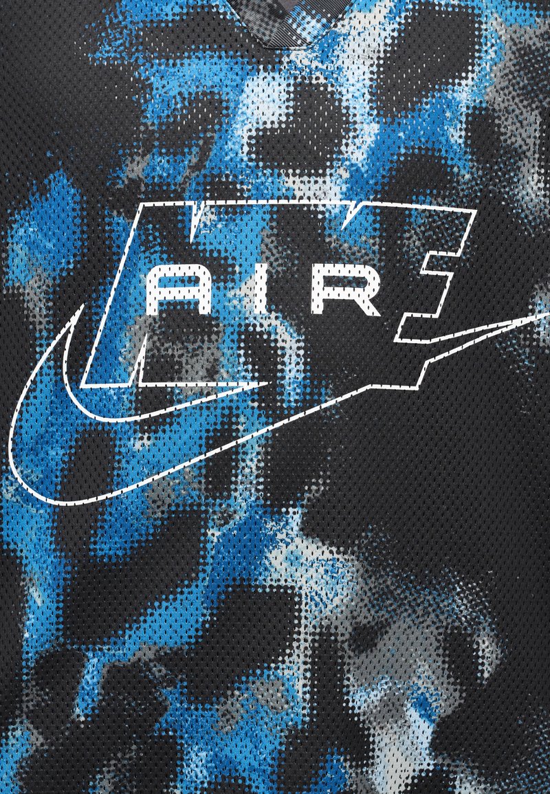 Schwarzer, blauer und grauer Stoff mit weiß umrandetem "AIR"-Text und Nike-Swoosh-Logo auf einem Sportnetz-Trikot.