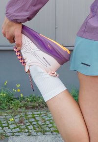 ASICS GEL-NIMBUS 26 TR - Katujuoksukengät - nature bathing/pearl pink