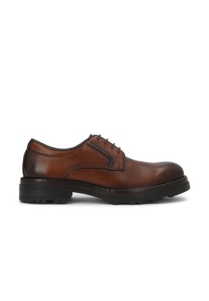 Brauner Herrenschuh aus Leder mit Schnürung, schwarzer Gummisohle und flachem Absatz, seitlich auf weißem Hintergrund gezeigt.