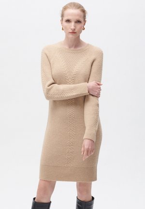Abito beige in maglia con un motivo a diamante testurizzato, polsini e orlo a coste. Presenta un collo rotondo e arriva a metà coscia.