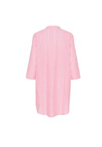 Rosa och vit randig skjorta med trekvartsärmar, en avslappnad passform och krage. Tyget verkar lätt och glatt.