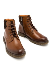 Brązowe skórzane botki za kostkę z kontrastującą ciemnobrązową zamszową wstawką, sznurowanym przodem i bocznym zamkiem błyskawicznym. Teksturowana gumowa podeszwa.
