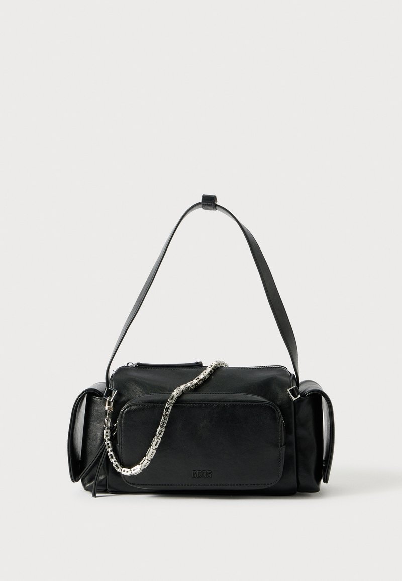 Borsa a mano in pelle nera con forma strutturata, dotata di chiusura superiore con zip, tasca frontale e un accento a catena staccabile. Tessuto liscio.
