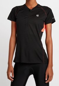 Svart träningströja med kort ärm och halvvajer; har kontrasterande orange sidopaneler och reflektorstickning för ökad synlighet.