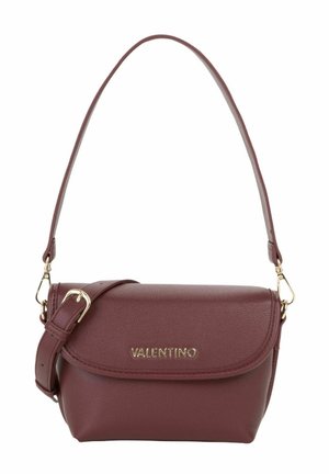 Piccola borsa a tracolla in pelle bordeaux con patta curva, logo "Valentino" dorato e tracolla regolabile con fibbia dorata.