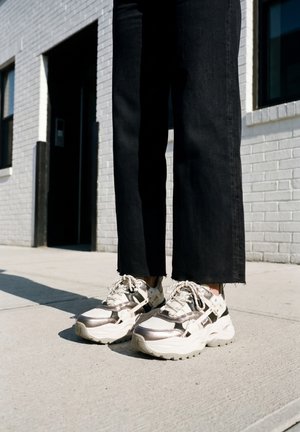 Buffalo, Sneaker low - cream silver pewter