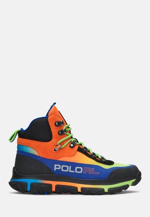 Wysokie buty trekkingowe w kolorze pomarańczowym, niebieskim i zielonym. Charakteryzują się skórą zamszową, teksturowaną siateczką, neonowymi sznurówkami oraz gumową podeszwą z wielokolorowymi akcentami.