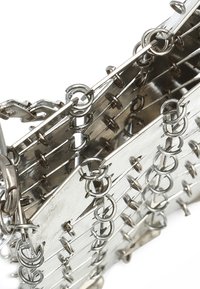 Fém láncmentes páncél, amely összekapcsolt láncszemekből áll, fényes ezüstös felülettel. A dizájn számos kör alakú gyűrűt tartalmaz a flexibilitás érdekében.