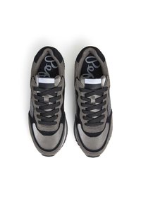 Scarpe da ginnastica grigie e nere con superficie liscia, dettagli testurizzati e design con lacci. Presentano un collarino imbottito e soletti con il logo.