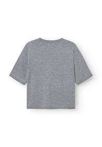 Maglione grigio a maniche corte realizzato in tessuto morbido, con scollo rotondo e bordi a costine, dal design semplice e senza decorazioni.