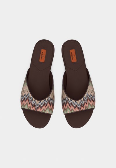 Sandales marron à enfiler avec une bride en tissu à motif zigzag multicolore et une étiquette de marque Missoni orange sur la semelle intérieure.