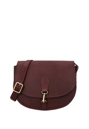 Brązowa skórzana torba na ramię z regulowanym paskiem, klapą zamykaną i mosiężną klamrą na białym tle.