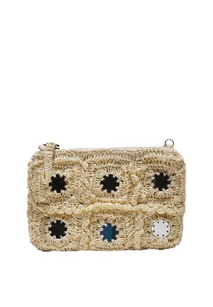 Rechteckige beige gewebte Handtasche mit sechs runden schwarzen, blauen und weißen gestickten kreisförmigen Akzenten auf der Vorderseite und einem Reißverschlussverschluss.